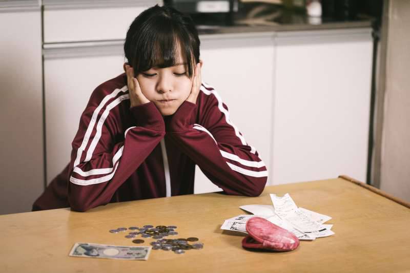 中日大学生生活费对比：日本家长给的这么少？8成人靠兼职赚钱！
