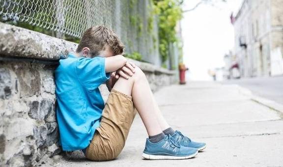 男孩的三种表现，说明他的内心非常“自卑”，父母尽早引导很重要