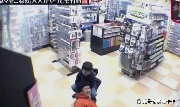 儿子想买玩具，爸爸当场打滚，儿子：起来，我不买了，太丢人了