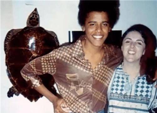 奥巴马的白人母亲：18岁的颜值堪比明星，30岁读博，带大2混血儿