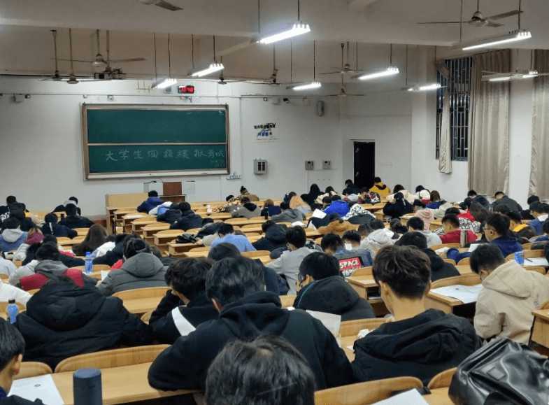 英语“四六级”考试新规，部分大学生失去报名资格，无缘明年考试