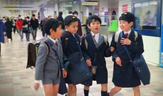日本孩子放学不用家长接送，看到他们处理人贩的方式后：谁敢？