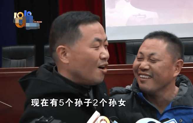 认亲现场变炫娃现场？阔别48年的双胞胎兄弟，温馨上演“捧脸杀”