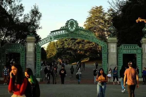 再败诉 伯克利加大3000新生被阻入学